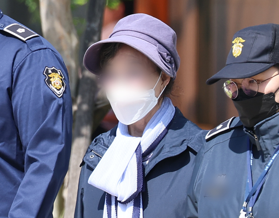 통장 잔고 증명서 위조 혐의 등으로 징역 1년을 선고받고 복역 중이던 윤석열 대통령의 장모 최은순 씨가 지난해 5월 가석방 돼 서울동부구치소를 나서고 있다. 연합뉴스