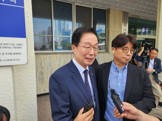 19일 오전 대구시 수성구 대구고등법원 앞에서 임종식 경북교육감이 2심 무죄 판결에 대한 소감을 말하고 있다. 김정석 기자