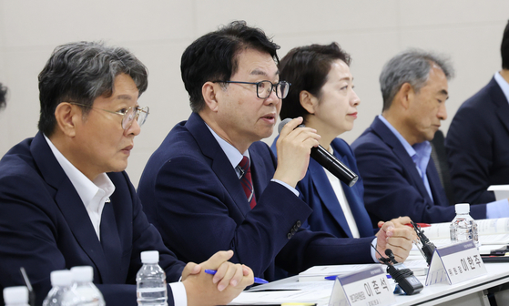 이한주 국정기획위원회 위원장(왼쪽 두번째)이 18일 오후 세종시 정부세종컨벤션센터에서 열린 중소벤처기업부 업무보고에 참석하여 회의 시작에 앞서 모두발언을 하고 있다.뉴스1