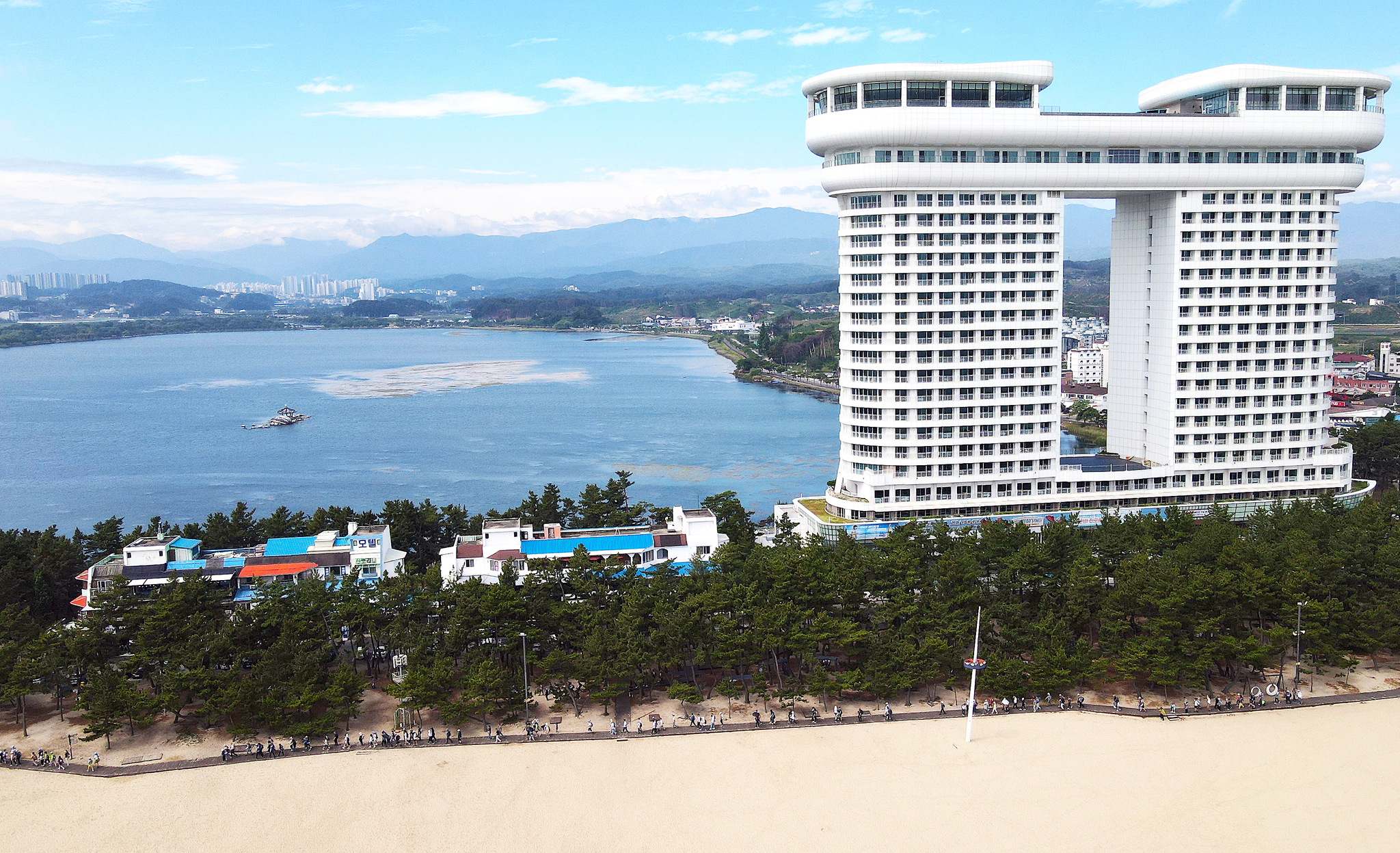 지난 14일 ‘2025 글로벌 강릉 트레일 페스타’가 열린 경포 해변. 참가자 1200여 명이 해변을 따라 걷기 시작했다. 해송숲 너머로 경포 호수가 보이고 그 너머로 대관령이 보인다. 손민호 기자 