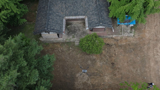 장욱진이 생전 머물던 곳들에서 채취한 흙을 실은 드론이 세종시 연동면 장욱진 생가 상공을 날고 있다(사진 아래). 18일 연동문화발전소에서 열린 장욱진 생가기념관 착공식의 하이라이트다. 사진 세종특별자치시