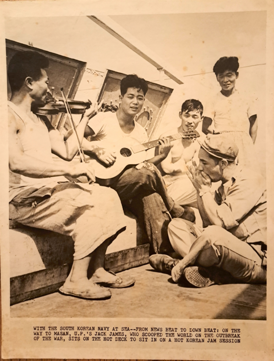 한국 해군과 하모니카를 합주하는 장면이다. [사진 대한민국역사박물관]