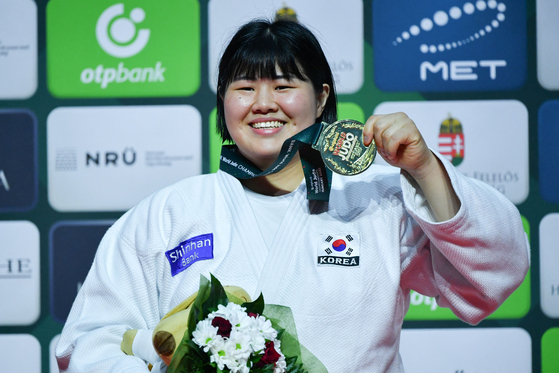 한국 여자 유도에 34년 만에 세계선수권대회 최중량급 금메달을 안긴 김하유니 시상식에서 활짝 웃고 있다. AFP=연합뉴스