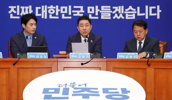 김병기 더불어민주당 대표 직무대행 겸 원내대표(가운데)가 20일 국회에서 열린 최고위원회의에서 발언하고 있다. 연합뉴스