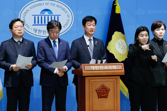더불어민주당 사법정의실현 및 검찰독재대책위원회가 3월 25일 서울 여의도 국회 소통관에서 재판부를 향해 이재명 대표 공직선거법 항소심에 대한 공정한 판결을 촉구하며 기자회견을 하고 있다. 왼쪽부터 김승원, 이용우, 박균택, 전현희. 뉴스1