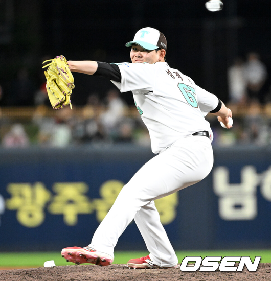 [OSEN=광주, 이대선 기자] 19일 오후 광주-기아 챔피언스필드에서 2025 신한 SOL Bank KBO리그 KIA 타이거즈와 KT 위즈의 경기가 열렸다.KIA는 올러, KT는 배제성을 선발 투수로 내세웠다.8회초 KIA 성영탁이 역투하고 있다. 2025.06.19 /sunday@osen.co.kr