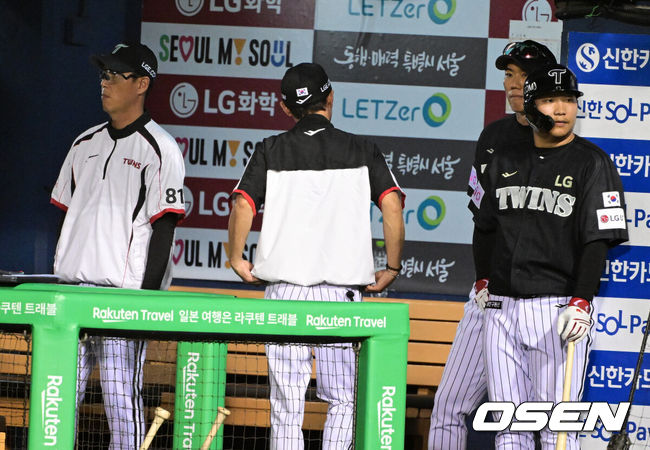 [OSEN=잠실, 지형준 기자] 19일 오후 서울 잠실구장에서 ‘2025 신한 SOL Bank KBO리그’ LG 트윈스와 NC 다이노스의 경기가 열렸다.LG는 최채흥, NC는 신민혁를 선발로 내세웠다8회말 1사 1루에서 LG 염경엽 감독이 김현수 체크 스윙 여부에서 스윙 판정을 받자 아쉬워하고 있다. 2025.06.19 /jpnews@osen.co.kr