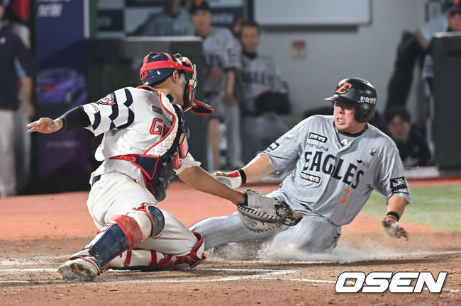 [OSEN=부산, 이석우 기자] 8회초 1사 1,3루 한화 노시환의 우익수 희생플라이때 3루 주자 안치홍이 홈으로 슬라이딩하며 득점을 올리고 있다. 2025.06.18 / foto0307@osen.co.kr