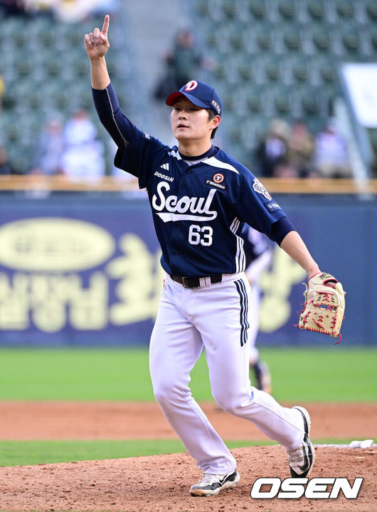 [OSEN=잠실, 지형준 기자] 프로야구 두산 베어스가 13일 서울 잠실구장에서 열린 2025 신한 SOL뱅크 KBO리그 LG 트윈스와의 시즌 3차전에서 9-2 완승을 거뒀다.두산은 라이벌 LG를 제물로 4연패 수렁에서 탈출하며 시즌 8승 11패를 기록했다. 일요일 17연패 후 2연승을 달렸다. 반면 4연승이 좌절된 1위 LG는 14승 3패가 됐다.9회말 2사 2루에서 두산 김택연이 LG 이주헌의 파울 플라이 타구를 가리키고 있다. 2025.04.13 / jpnews@osen.co.kr
