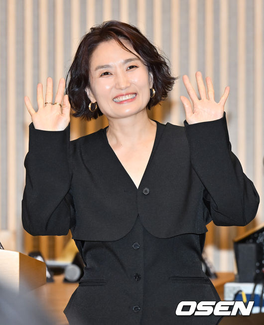 [OSEN=박준형 기자]  10일 오후 서울 목동 SBS 사옥에서 SBS 금토드라마 '굿파트너' 제작발표회가 진행됐다.드라마 '굿파트너'는 이혼이 천직인 스타변호사 차은경(장나라 분)과 이혼은 처음인 신입변호사 한유리(남지현 분)의 휴먼 법정 오피스물이다.이날 사회 맡은 박경림이 포즈를 취하고 있다.    2024.07.10 / soul1014@osen.co.kr