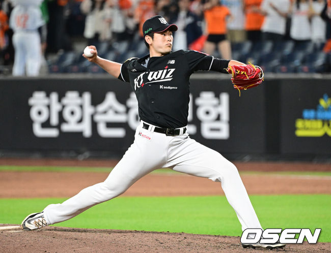 [OSEN=대전, 김성락 기자] 5일 오후 대전 한화생명볼파크에서 ‘2025 신한 SOL Bank KBO리그’ 한화 이글스와 KT 위즈의 경기가 열렸다.이날 홈팀 한화는 류현진, KT는 헤이수스를 선발로 내세웠다.9회말 KT 최용준이 마운드에 올라 힘차게 공을 뿌리고 있다. 2025.06.05 / 