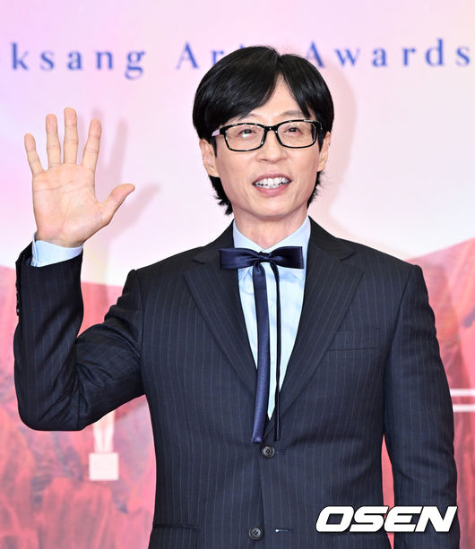 [OSEN=조은정 기자]제 60회 백상예술대상 레드카펫 행사가 7일 서울 강남구 코엑스에서 열렸다.'60회 백상예술대상’에는 지난 1년간 TV·영화·연극 분야에서 활약한 대중문화 예술계 종사자들이 총출동한다. 지난해에 이어 관객과 함께 즐기는 축제의 장이다. 백상만의 품격 있는 시상식으로 관객들의 눈과 귀를 즐겁게 할 예정이다. 올해도 신동엽·수지·박보검이 MC를 맡아 믿고 보는 진행력을 자랑한다.방송인 유재석이 레드카펫을 밟고 있다.  2024.05.07 /cej@osen.co.kr