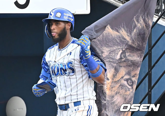 [OSEN=대구, 이석우 기자] 7일 대구삼성라이온즈파크에서 2025 신한 SOL 뱅크 KBO 리그 삼성 라이온즈와 NC 다이노스의 경기가 열렸다. 홈팀 삼성은 레예스가, 방문팀 NC는 신민혁이 선발 출전했다. 삼성 라이온즈 디아즈가 1회말 1사 1,3루 우월 역전 3점 홈런을 치고 하이파이브를 하고 있다. 2025.06.07 / foto0307@osen.co.kr