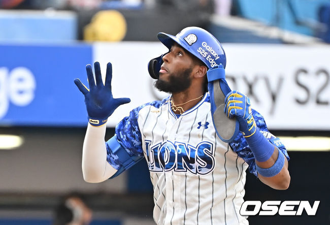 [OSEN=대구, 이석우 기자] 7일 대구삼성라이온즈파크에서 2025 신한 SOL 뱅크 KBO 리그 삼성 라이온즈와 NC 다이노스의 경기가 열렸다. 홈팀 삼성은 레예스가, 방문팀 NC는 신민혁이 선발 출전했다. 삼성 라이온즈 디아즈가 1회말 1사 1,3루 우월 역전 3점 홈런을 치고 세리머니를 하고 있다. 2025.06.07 / foto0307@osen.co.kr