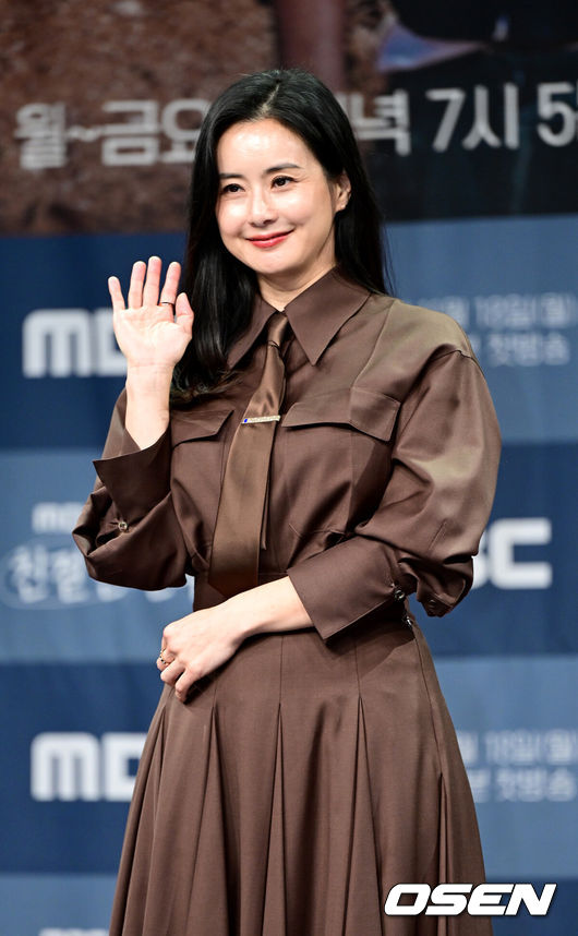 [OSEN=최규한 기자] 14일 오후 서울 상암동 MBC에서 새 일일드라마 ‘친절한 선주씨’ 제작발표회가 열렸다.드라마‘친절한 선주씨’는 잘못된 결혼을 때려 부수고 새롭게 시작하려는‘새’집을 짓는 여자 선주씨(심이영 분)의 인생 리모델링 휴먼 드라마를 그린다.배우 최정윤이 포토타임을 하고 있다. 2024.11.14 / dreamer@osen.co.kr