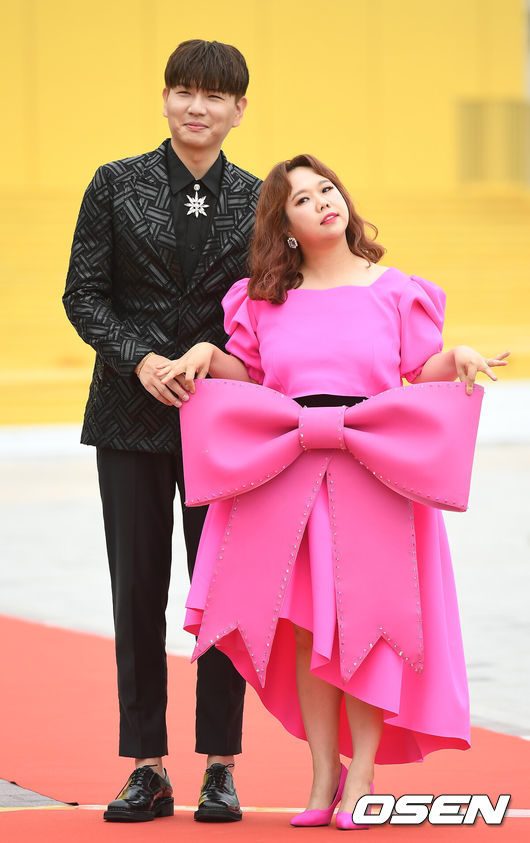 [OSEN=인천, 곽영래 기자] 21일 오전 인천 파라다이스시티 스튜디오 파라다이스에서 TV조선 '아내의 맛' 100회 특집 포토행사가 열렸다.홍현희, 제이쓴 부부가 포토타임을 갖고 있다. /youngrae@osen.co.kr 