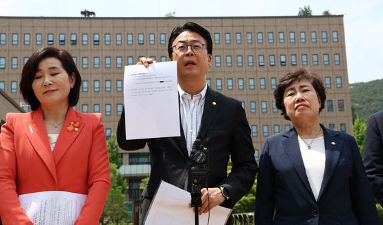 국무총리 후보자 인사청문특위 및 법제사법위원회 위원인 국민의힘 곽규택 의원이 19일 경기도 정부과천청사 법무부 민원실 앞에서 김민석 총리 후보자 출입국 자료제출 거부 사유 확인 및 제출을 촉구하는 발언을 하며 법무부의 답변서를 들어 보이고 있다.   왼쪽부터 김희정, 곽규택, 조배숙 의원. 연합뉴스