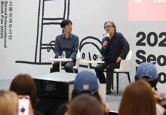 신형철 문학평론가(왼쪽)와 박찬욱 감독은 이날 강연을 통해 각색이라는 행위에 대한 생각을 나누기도 했다. 박 감독은 예상치 못한 한 문장이 출발점이 될 수 있다는 취지로 이야기했다. 연합뉴스
