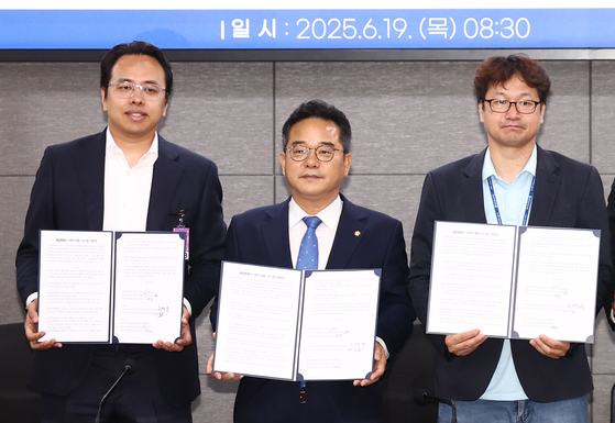 김범석 우아한형제들 대표, 민병덕 더불어민주당 을지로위원회 위원장, 김진우 전국가맹점주협의회 의장(왼쪽부터)은 19일 배달앱 수수료 중간 합의문을 발표했다. [뉴스1]