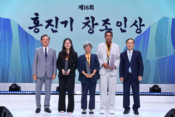 제16회 홍진기 창조인상 시상식이 19일 서울 마포구 상암동 중앙일보 사옥에서 열렸다. 왼쪽부터 홍석현 중앙홀딩스 회장 겸 중앙화동재단 이사장, 박진영 뉴욕대 교수, 변현단 사단법인 토종씨드림 대표, 이하느리 작곡가, 심사위원장을 맡은 오세정 전 서울대 총장. 김종호 기자