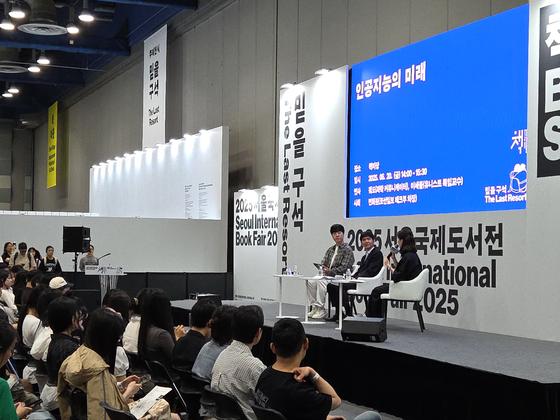 20일 오후 2시 서울국제도서전에서 이세돌 9단(가운데)과 과학 크리에이터 궤도(맨 왼쪽)가 '인공지능의 미래'를 주제로 대화를 나누고 있다. 최혜리 기자