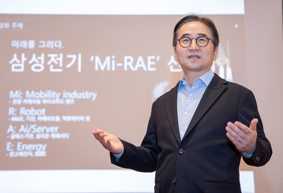 장덕현 삼성전기 사장이 지난 1월 미국 라스베이거스에서 열린 CES 2025에서 미래 사업에 대해 발표하고 있다. 사진 삼성전기