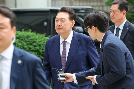 윤석열 전 대통령이 지난 16일 오전 서울 서초구 서울중앙지방법원에서 열린 내란 우두머리 혐의·직권남용 권리행사 방해 혐의 사건 7차 공판에 출석하고 있다. 뉴스1