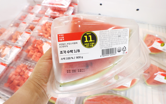 1~2인 가구가 증가세를 보이면서 간편하게, 남김없이 먹을 수 있는 조각·미니 수박 수요가 늘고 있다.   대형마트 업계에 따르면 롯데마트 여름철(6~8월) 조각 수박 매출의 전년 대비 신장률은 지난해 35%를 기록했다. 이달 1~10일 홈플러스 조각 수박 매출도 작년 동기 대비 18% 증가했다. 사진은 16일 서울의 한 대형마트 조각 수박 판매대. 연합뉴스
