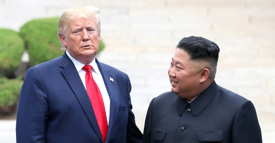도널드 트럼프 미국 대통령(왼쪽)이 2019년 공동경비구역(JSA) 군사분계선에서 김정은 북한 국무위원장과 만나고 있다. [연합뉴스]