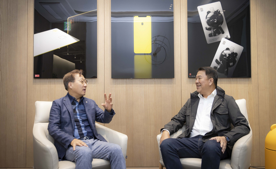 지난해 11월 카카오뱅크 판교오피스를 방문한 태국 금융지주회사 SCBX의 아르시드 난다위다야 대표(오른쪽)와 윤호영 카카오뱅크 대표가 대화를 나누고 있다. 사진 카카오뱅크