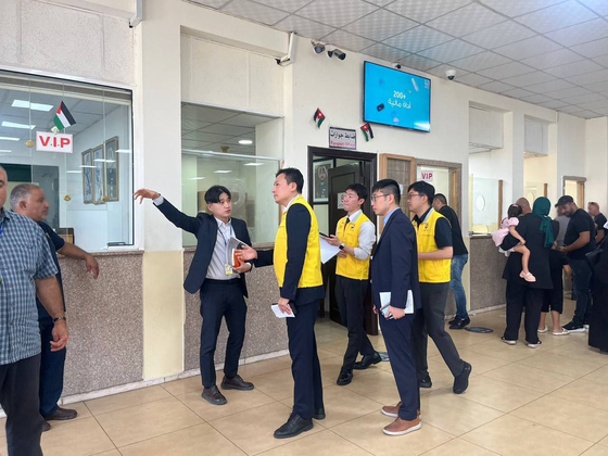 요르단 국경검문소 관계자와 면담하는 신속대응팀 단장(영사안전정책팀장). 외교부