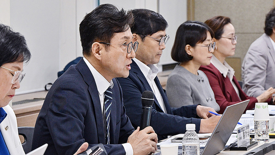  홍창남 국정기획위원회 사회2분과위원장이 20일 경기 정부과천청사 방송통신위원회에서 열린 국정기획위원회 업무보고에서 발언하고 있다.연합뉴스