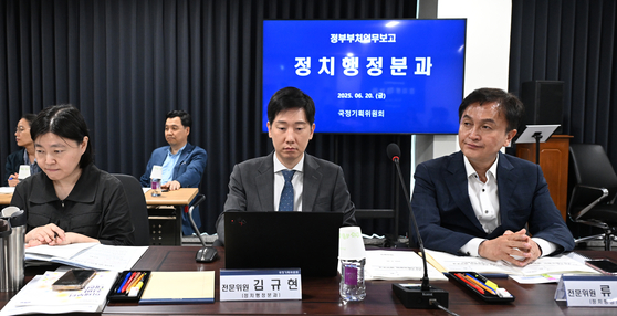 국정기획위원회 정치행정분과 전문위원을 맡은 임은정 대전지검 부장검사(왼쪽부터)와 김규현 변호사, 류삼영 동작을 지역위원장이 20일 오전 서울 종로구 정부서울청사 창성동 별관에서 열린 검찰청 업무보고에서 이한주 위원장의 모두 발언을 듣고 있다. 뉴스1