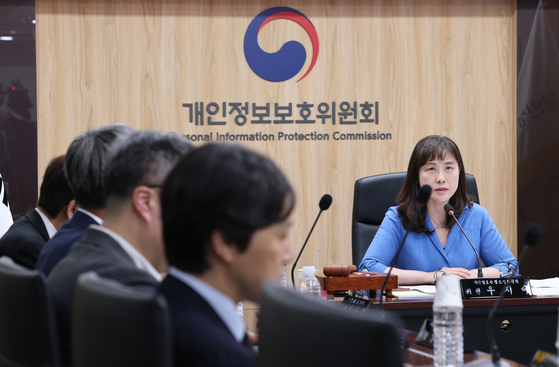 우지숙 개인정보분쟁조정위원회 위원이 19일 서울 종로구 정부서울청사에서 열린 개인정보 분쟁조정위원회 제56차 전체회의에서 모두발언을 하고 있다. 뉴스1
