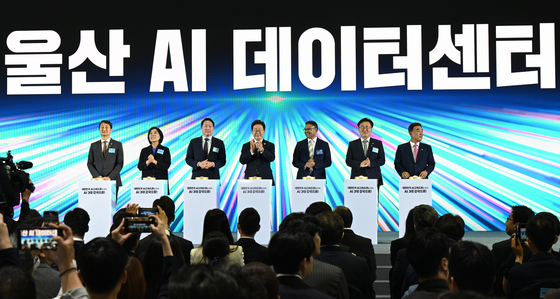 이재명 대통령이 20일 울산전시컨벤션센터에서 열린 '대한민국 AI 고속도로, 울산 AI데이터센터 출범식'에서 참석자들과 함께 기념 세리머니에 참여하고 있다. 왼쪽부터 안덕근 산업통상자원부 장관, 최민희 국회 과학기술정보방송통신위원장, 최태원 SK그룹 회장, 이 대통령, 아마존웹서비스(AWS) 프라사드 칼야나라만 인프라 총괄 대표, 유상임 과학기술정보통신부 장관, 김두겸 울산광역시장. 사진 대통령실사진기자단