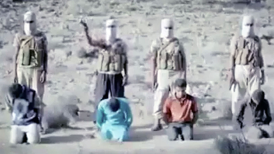 마스크를 쓴 ISIS 대원들이 예멘 알베이다 지역에서 성직자를 모욕한 혐의를 받는 청년 4명을 처형하기 위해 대기하고 있다. 이 지역 출신인 알렉스는 ″우리 집에서 불과 100m 떨어진 곳에서 발생한 일″이라고 설명했다. AFP=연합뉴스