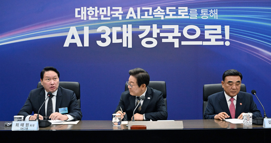 이재명 대통령이 20일 울산전시컨벤션센터에서 열린 인공지능(AI) 글로벌 협력 기업 간담회에서 최태원 SK 회장(왼쪽)의 발언을 듣고 있다. 대통령실사진기자단