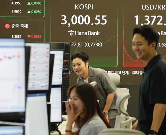 코스피가 장중 3000을 돌파한 20일 서울 중구 하나은행 딜링룸에서 딜러들이 대화하고 있다. 연합뉴스