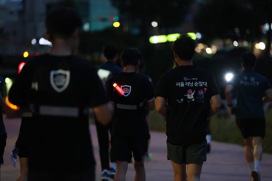 19일 오후 서울 서대문구 홍제천에서 서대문경찰서와 시민 러닝 크루로 이루어진 '서울 러닝 순찰대'가 첫 합동 순찰을 하고 있다. 연합뉴스