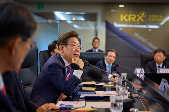 이재명 대통령이 11일 서울 영등포구 한국거래소 통합관제센터를 방문해 증시 시황 및 시장 감시 체계 브리핑을 듣는 모습. 연합뉴스