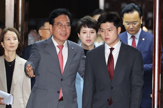 국민의힘 김용태 비상대책위원장과 송언석 원내대표가 20일 서울 여의도 국회에서 열린 '비리백화점 이재명 정부 인사청문회 대책 긴급 의원총회'에 참석하며 대화하고 있다. 연합뉴스
