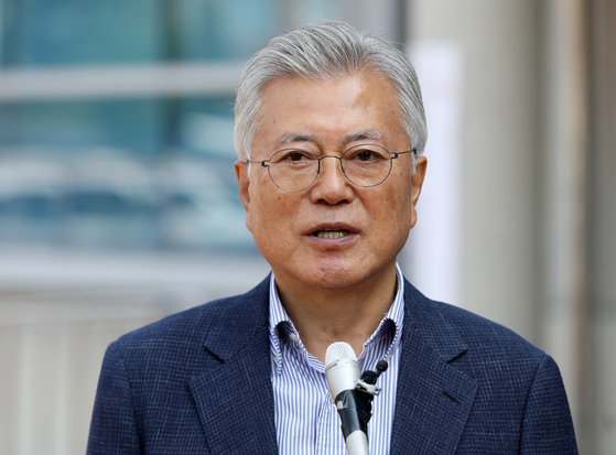  문재인 전 대통령이 제21대 대통령선거 사전투표 첫날인 지난달 29일 오전 경남 양산시 하북면주민자치센터에 마련된 하북면 사전투표소에서 투표를 마친 뒤 취재진 질문에 답하고 있다. 뉴스1