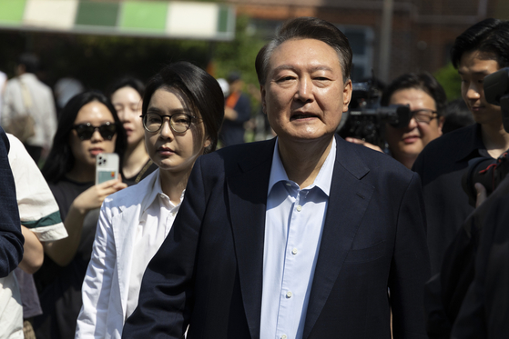 윤석열 전 대통령과 김건희 여사가 제21대 대통령 선거일이었던 지난 3일 오전 서울 서초구 원명초등학교 투표소에서 투표를 마치고 차량으로 이동하고 있던 모습. 장진영 기자. 