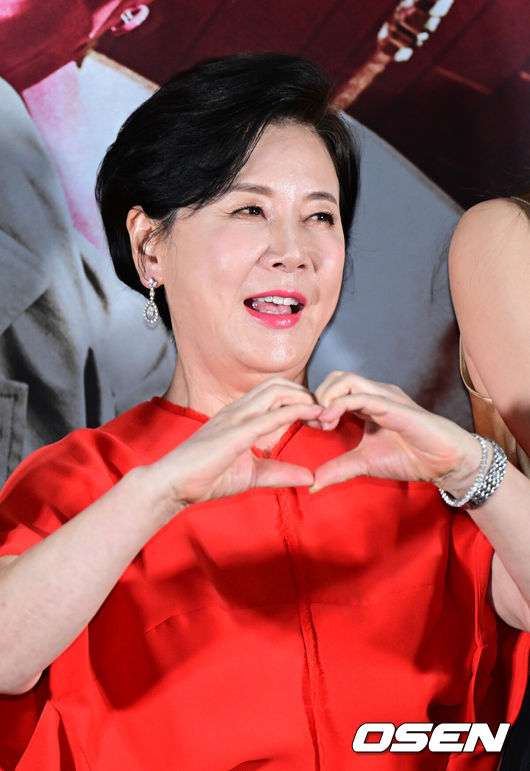 [OSEN=최규한 기자] 14일 오후 서울 삼성동 메가박스 코엑스 에서 영화 '거미집' 시사회가 진행됐다.영화 '거미집'은 1970년대, 다 찍은 영화 '거미집'의 결말만 바꾸면 걸작이 될 거라 믿는 김감독(송강호)이 검열, 바뀐 내용을 이해하지 못하는 배우와 제작자 등 미치기 일보 직전의 현장에서 촬영을 밀어붙이는 이야기를 유쾌하게 그리는 영화다.배우 박정수가 시사회에 참석해 포토타임을 있다. 2023.09.14 / dreamer@osen.co.kr
