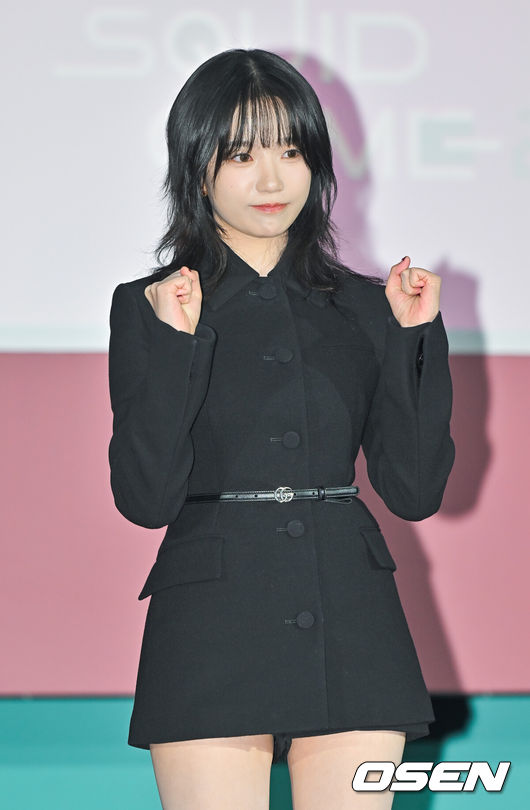 [OSEN=박준형 기자] 9일 오전 서울 중구 동대문디자인플라자(DDP)에서 넷플릭스 오리지널 시리즈 '오징어 게임' 시즌2 제작발표회가 진행됐다.배우 이정재, 이병헌, 임시완, 강하늘, 위하준, 박규영, 이진욱, 박성훈, 양동근, 강애심, 이서환, 조유리가 출연하는 ‘오징어 게임’ 시즌2는 복수를 다짐하고 다시 돌아와 게임에 참가하는 기훈(이정재)과 그를 맞이하는 프론트맨(이병헌)의 치열한 대결, 그리고 다시 시작되는 진짜 게임을 담은 이야기로 12월 26일 공개된다.배우 겸 가수 조유리가 포즈를 취하고 있다 2024.12.09 / soul1014@osen.co.kr