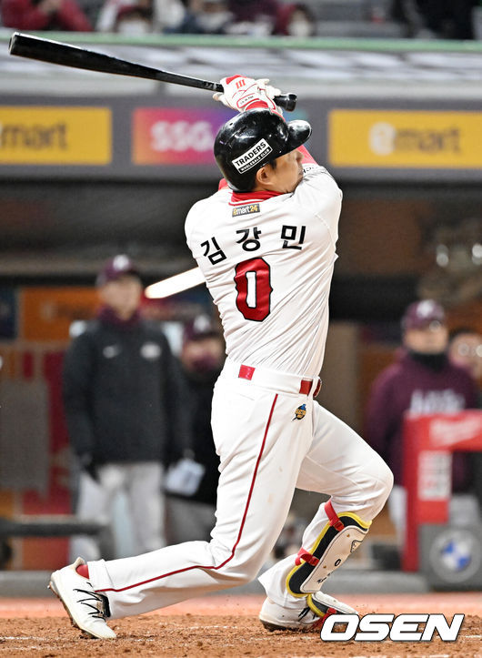 [OSEN=인천, 민경훈 기자] 7일 오후 인천 SSG랜더스필드에서 ‘2022 KBO리그 포스트시즌 한국시리즈’ 5차전 SSG 랜더스와 키움 히어로즈의 경기가 열려 SSG가 김강민의 9회말 끝내기 스리런 홈런으로 극적인 역전승을 거두었다.9회말 무사 1,3루 SSG 김강민이 끝내기 스리런 홈런을 치고 있다. 2022.11.07/ rumi@osen.co.kr