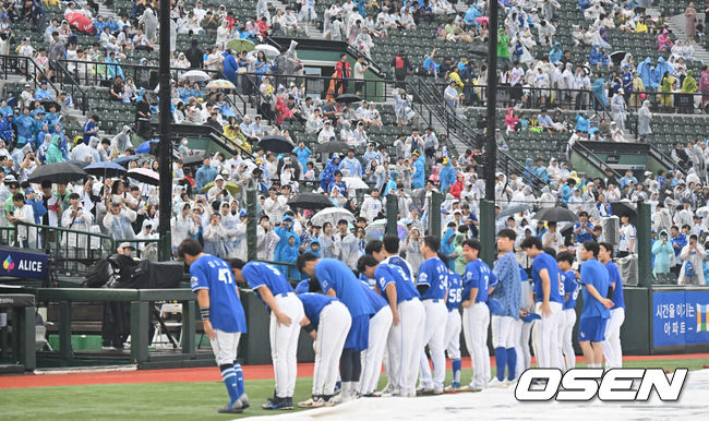 [OSEN=부산, 이석우 기자] 21일 부산 사직야구장에서 열릴 예정이던 2025 신한 SOL 뱅크 KBO 리그 롯데 자이언츠와 삼성 라이온즈의 경기가 취소됐다. 홈팀 롯데는 박세웅이, 방문팀 삼성은 최원태가 선발 출전키로 했었다.삼성 라이온즈 선수들이 팬들에게 인사를 하고 있다. 2025.06.21 / foto0307@osen.co.kr