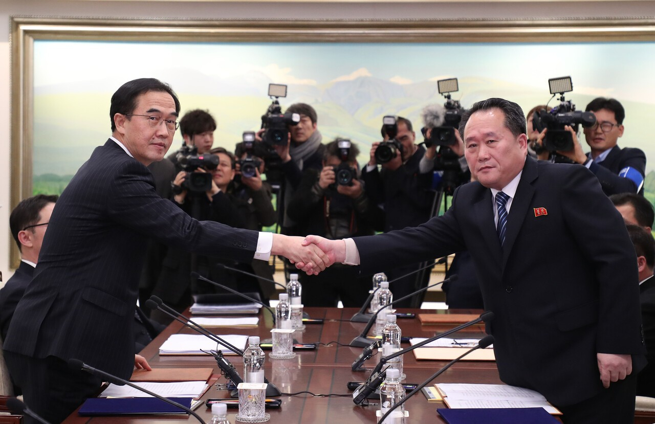 2018년 12월 조명균 통일부 장관과 리선권 조국평화통일위원회 위원장이 종료회의에서 공동보도문을 교환한 뒤 악수를 하고 있다. 사진공동취재단