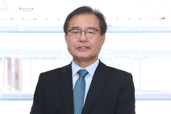  순직 해병 수사 방해 의혹 사건 수사를 맡은 이명현 특별검사가 20일 오전 서울 서초구 사무실로 출근하며 취재진의 질문에 답하고 있다. 뉴스1