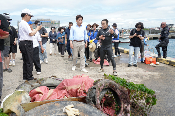 오영훈 제주지사가 14일 조천항에서 개그맨 김병만씨와 함께 플로깅을 하고 있다. 사진 제주도
